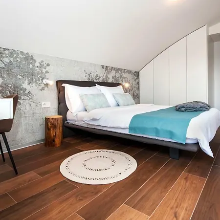 The Q Superior - A Penthouse With Jacuzzi And Sauna Rovigno Esterno foto