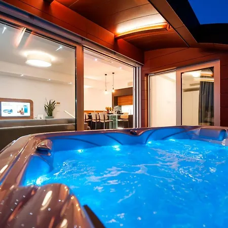 The Q Superior - A Penthouse With Jacuzzi And Sauna Rovigno Esterno foto